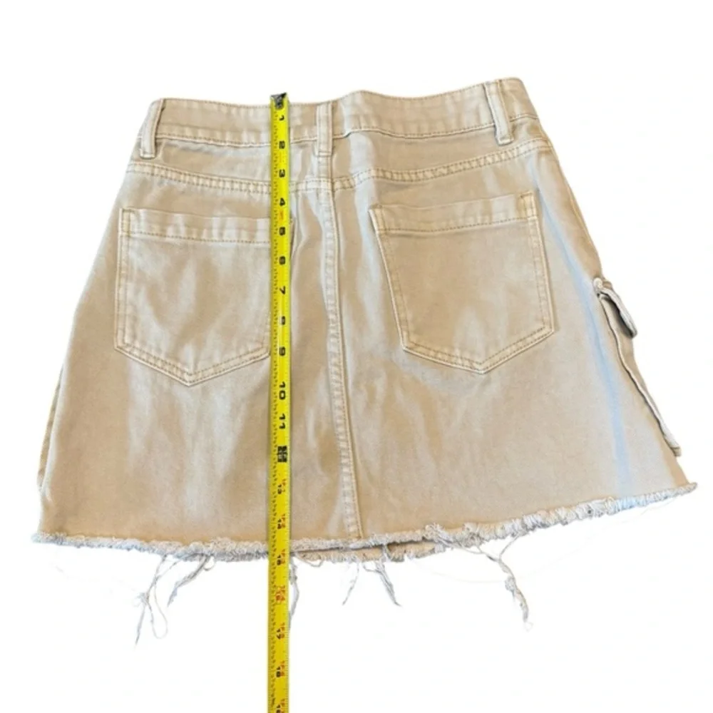 Fray Beige Denim Mini Skirt Cargo Pockets Casual Closet Staple Fringe Size M‎